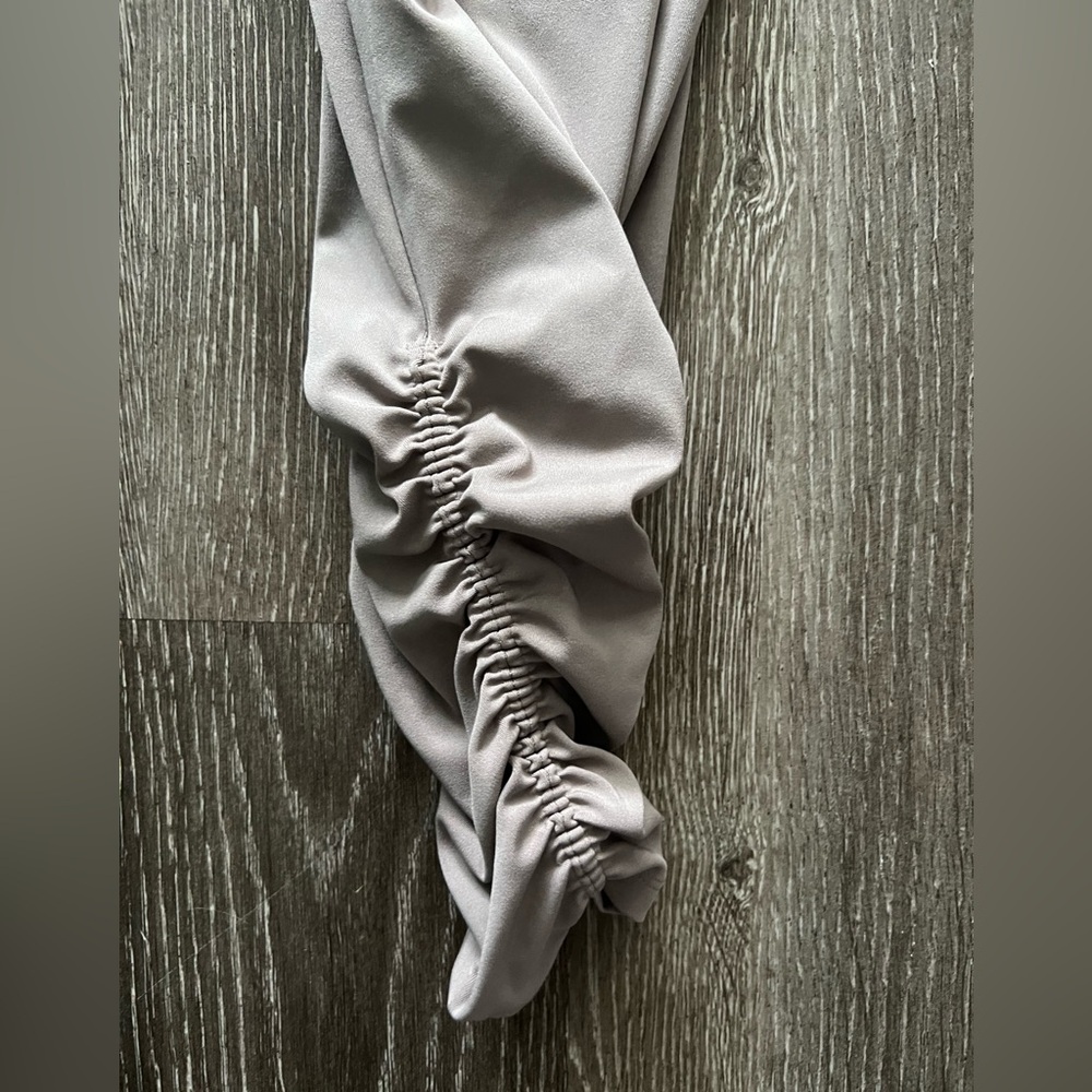 NWT Calvin Klein Driftwood (taupe) Athletic Sport Icon Ruched Leggings size L - Picture 2 of 9